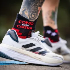 CALCETINES RUNNING TOBILLEROS #COMOUNACABRA Unisex KAMUABU Rojo/negro -Fitness cardio Ventas calcetines running tobilleros comounacabra unisex kamuabu rojonegro 4