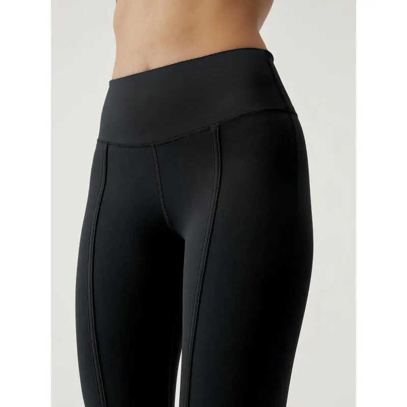 Born Living Yoga Legging Flare De Mujer En Tejido Performance Con Capri 6 Born Living Yoga Legging Flare De Mujer En Tejido Performance Con Capri - Imagen 4